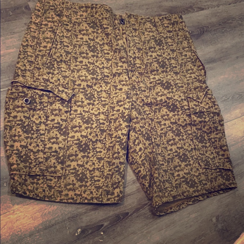 Size 32 Camo Levi Cargo Shorts